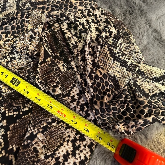 ELIE TAHARI
Snake-Print Long-Sleeve simply fabulous Blouse size M - Picture 6 of 12